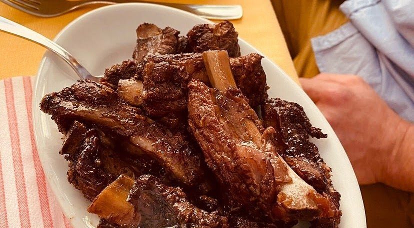 Costine brasate al Lambrusco