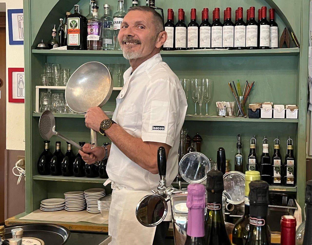 Lo chef dietro il banco di salumi e vini della Trattoria il Fantino